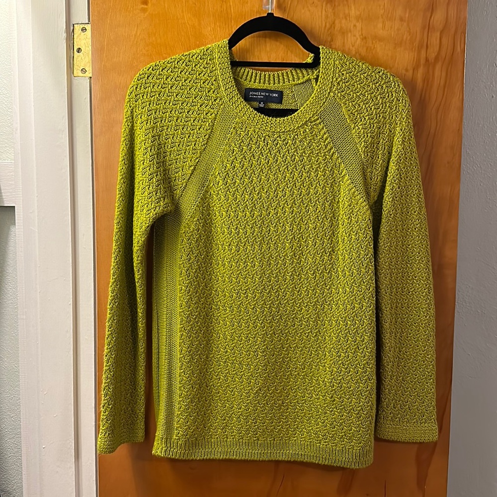 Women knit chartreuse green sweater 💚 size medium 100% acrylic